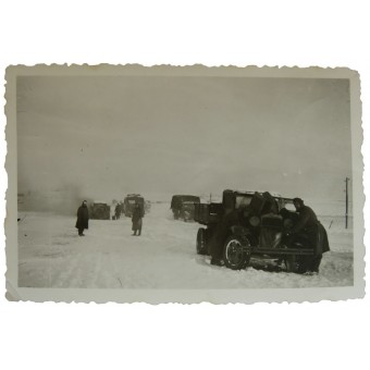 Wehrmacht-teknikot tarkastavat hylättyä Neuvostoliiton kuorma-autoa Gaz-Aa Polutorka. Espenlaub militaria